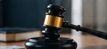 Martelo da justiça sobre uma mesa